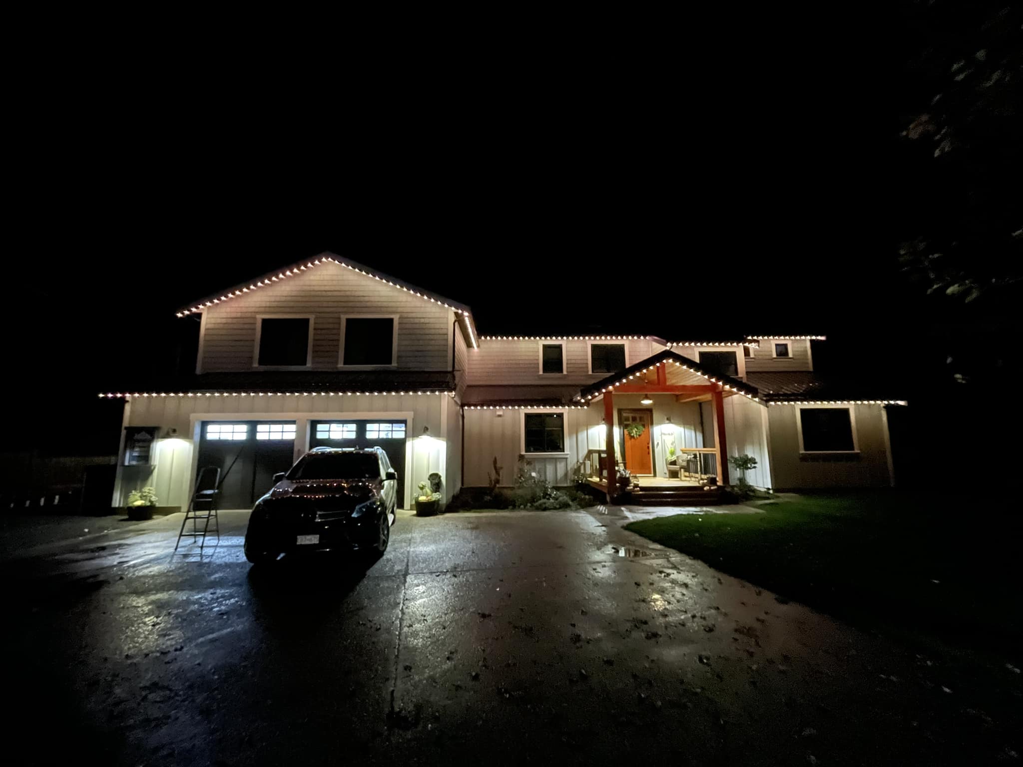 Modern home with clean Trimlight installation